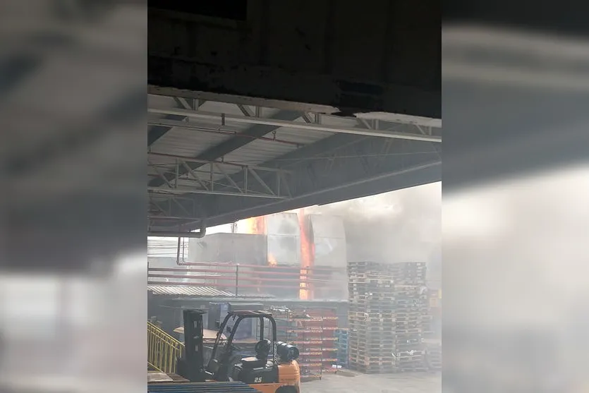 Incêndio: Funcionários são retirados de Supermercado; veja