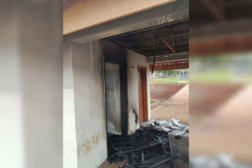 Incêndio provoca estragos nos vestiários da quadra de areia de Mandaguari