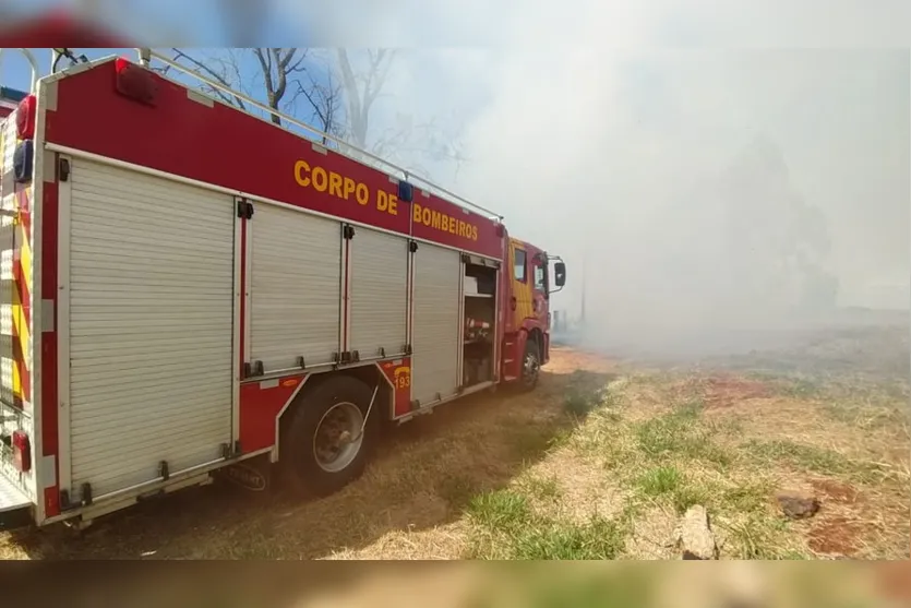 Incêndio próximo do Colégio Agrícola gera alerta; veja