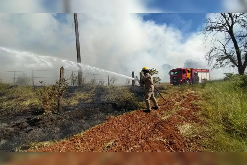 Incêndio próximo do Colégio Agrícola gera alerta; veja