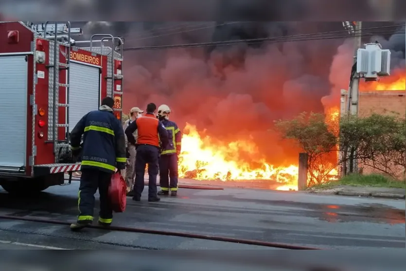 Indústria de recicláveis fica destruída após incêndio no PR