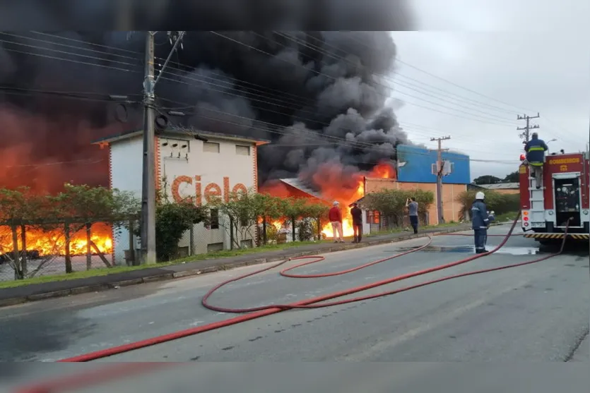 Indústria de recicláveis fica destruída após incêndio no PR