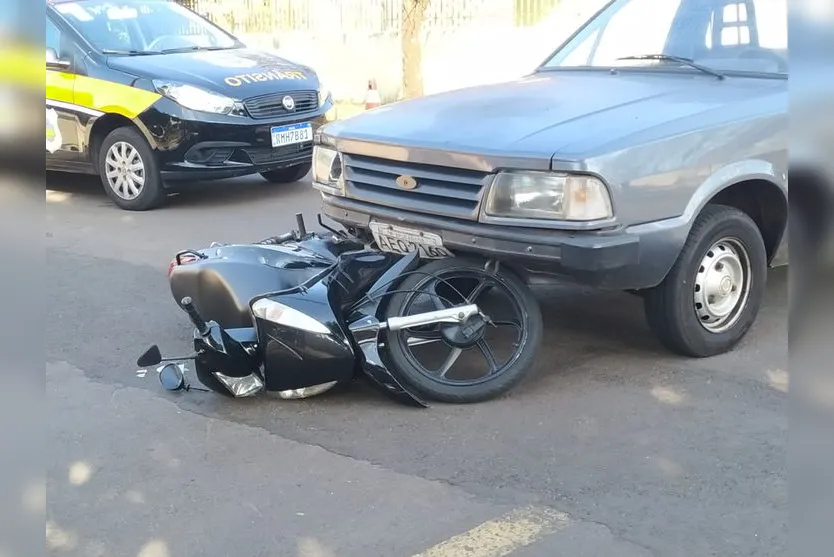 Jovem motociclista fica ferida após batida com carro