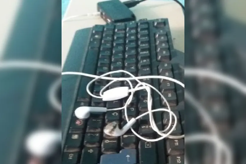 Jovem sofre descarga elétrica por fone de ouvido e morre