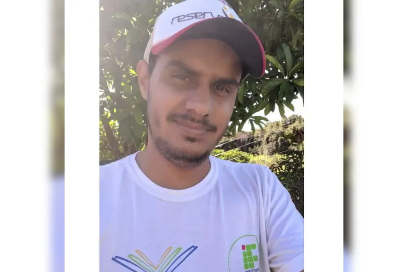 Jovem sofre descarga elétrica por fone de ouvido e morre