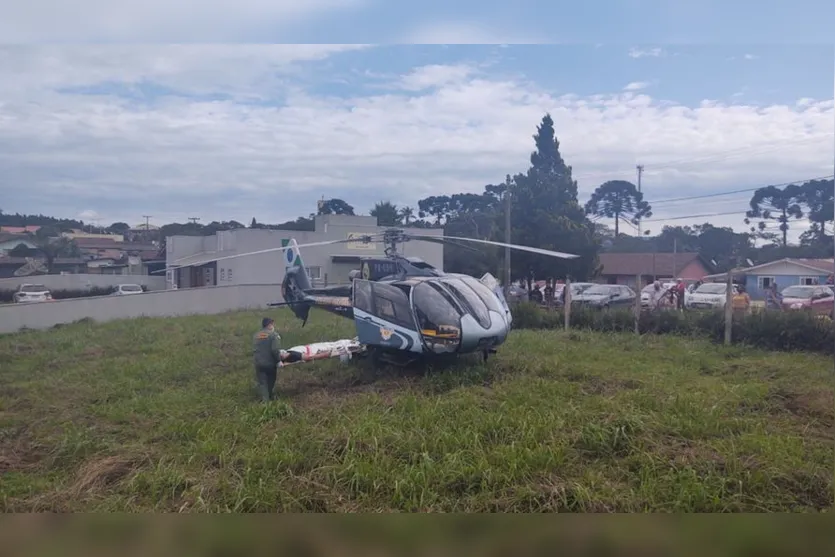 Jovem tem perna esmagada após trator cair em cima dele