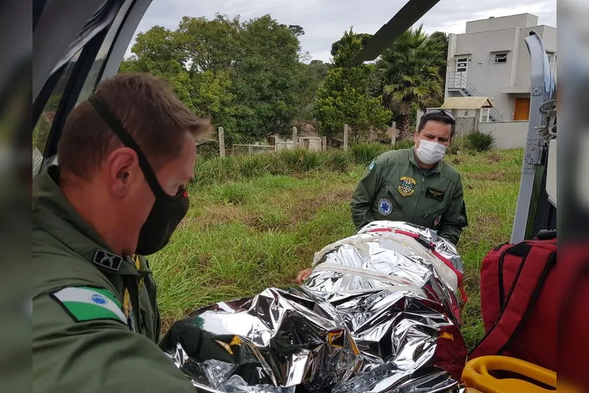 Jovem tem perna esmagada após trator cair em cima dele