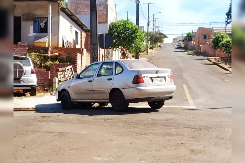 Ladrão furta carro, bate em poste e foge, em Apucarana