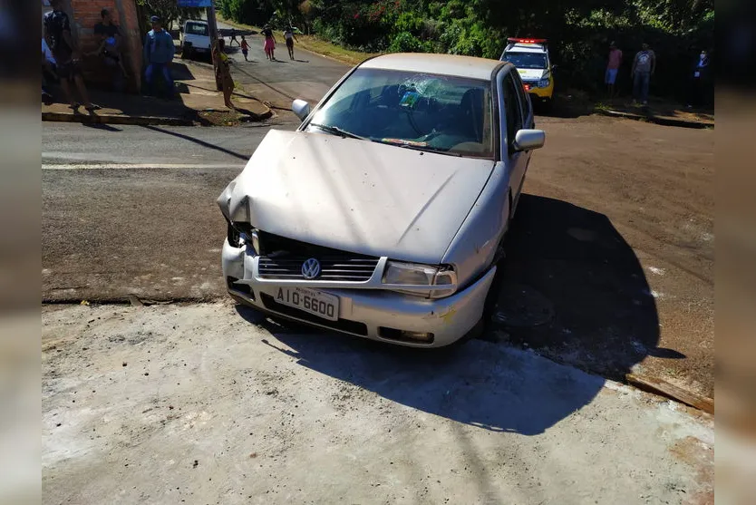 Ladrão furta carro, bate em poste e foge, em Apucarana