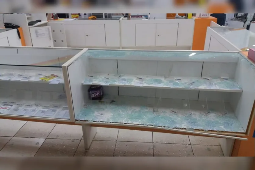 Ladrões tentam furtar loja e um deles é preso pela PM