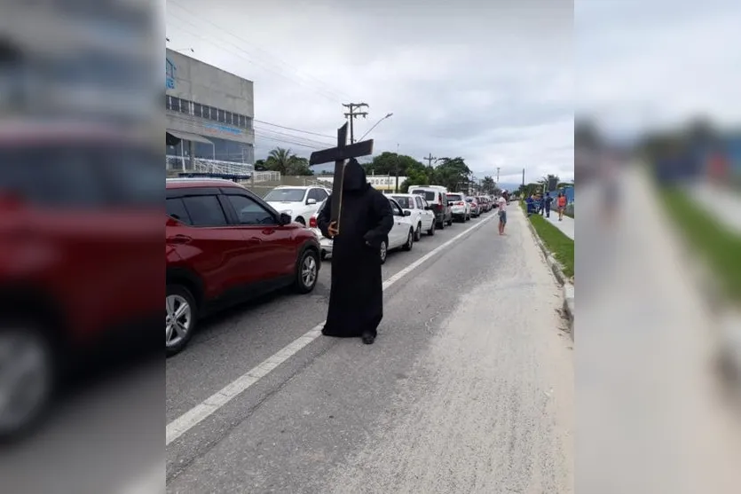 Morador fantasiado de 'morte' recepciona turistas