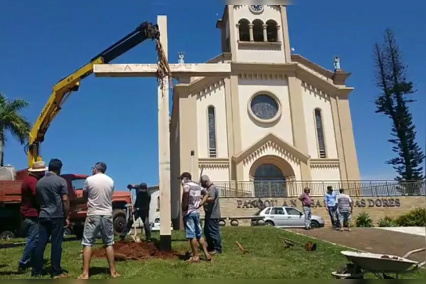 Moradores colocam cruz em praça e clamam por fim da pandemia