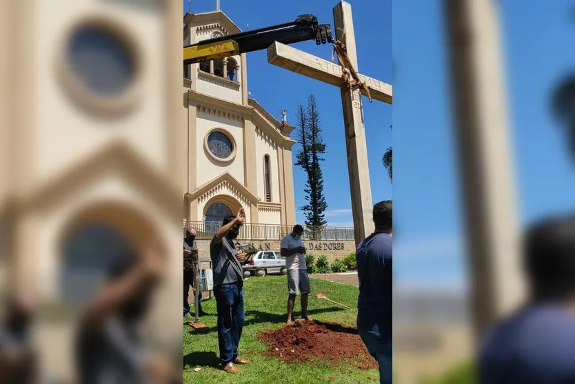 Moradores colocam cruz em praça e clamam por fim da pandemia