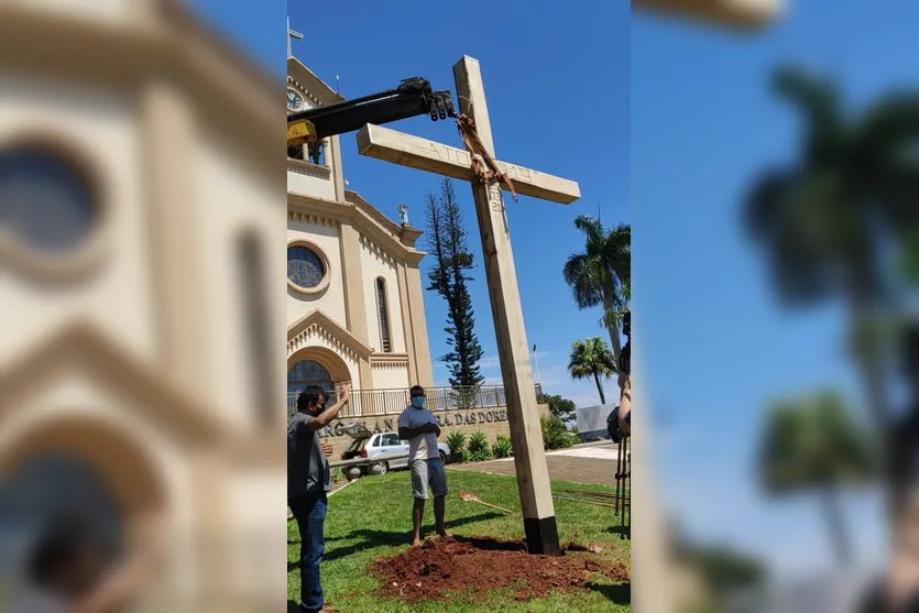 Moradores colocam cruz em praça e clamam por fim da pandemia