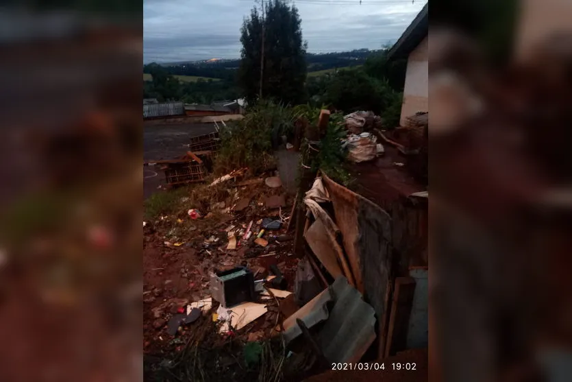 Moradores do Núcleo das Indústrias reclamam de lixo em terreno