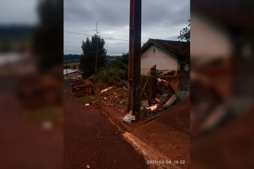 Moradores do Núcleo das Indústrias reclamam de lixo em terreno