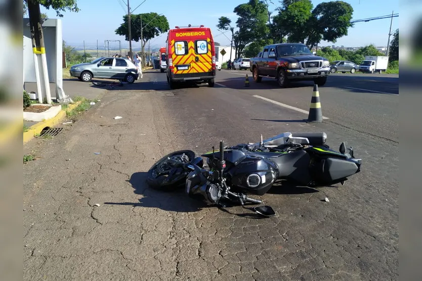 Motociclista fica gravemente ferido após atingir ciclista; Veja