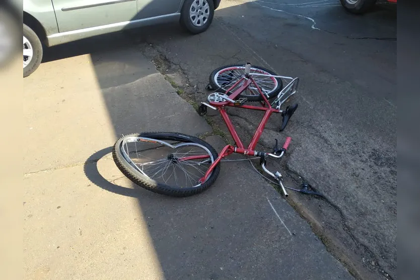 Motociclista fica gravemente ferido após atingir ciclista; Veja