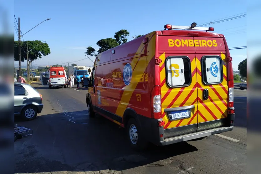 Motociclista fica gravemente ferido após atingir ciclista; Veja