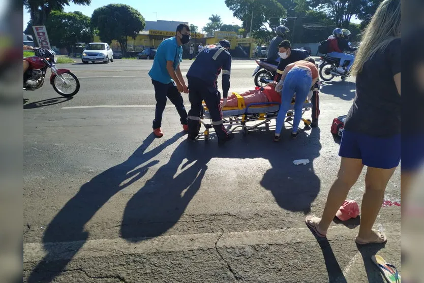 Motociclista fica gravemente ferido após atingir ciclista; Veja