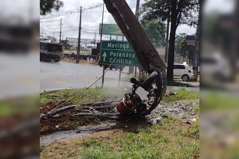 Motociclista morre após bater contra poste e moto pegar fogo