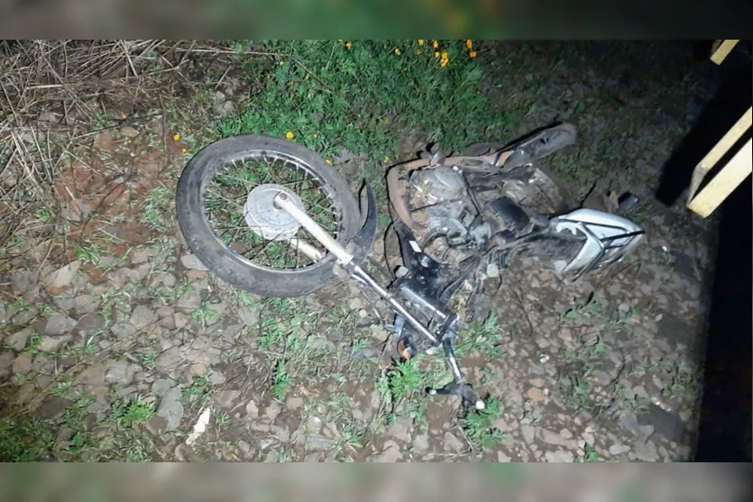 Motociclista morre após ser atingido por locomotiva