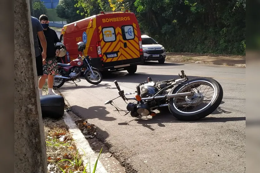 Motociclista sofre acidente ao tentar desviar de carro