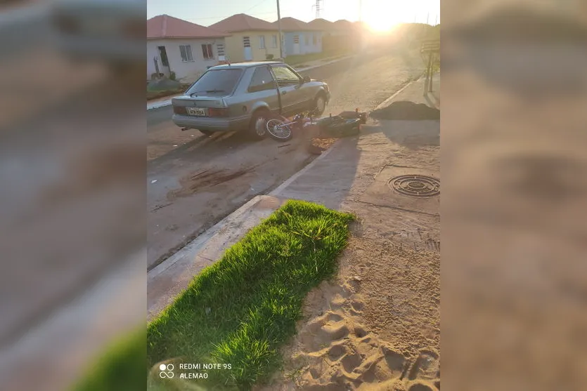 Motociclista sofre suspeita de fratura na perna após acidente