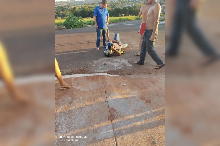 Motociclista sofre suspeita de fratura na perna após acidente