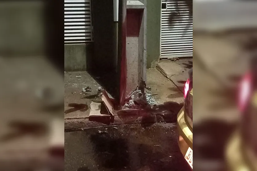 Motorista atinge poste no Residencial Interlagos