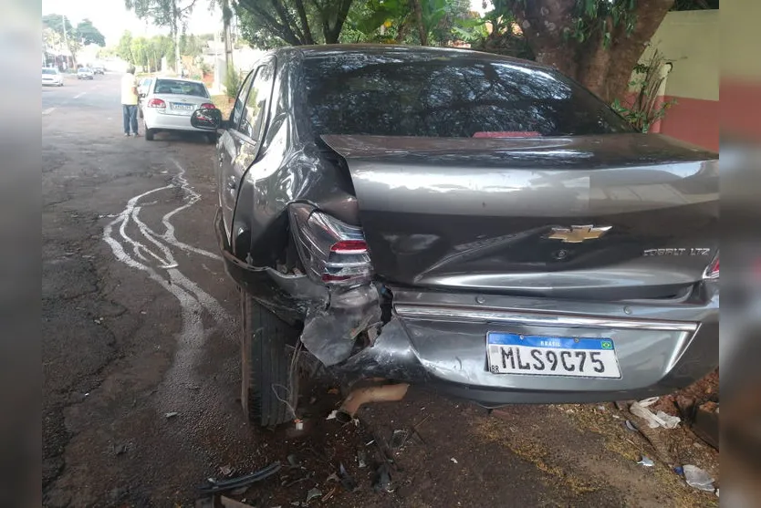 Motorista bate em carro estacionado e assusta crianças