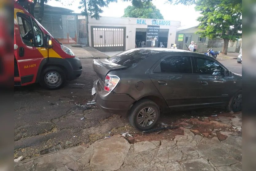 Motorista bate em carro estacionado e assusta crianças