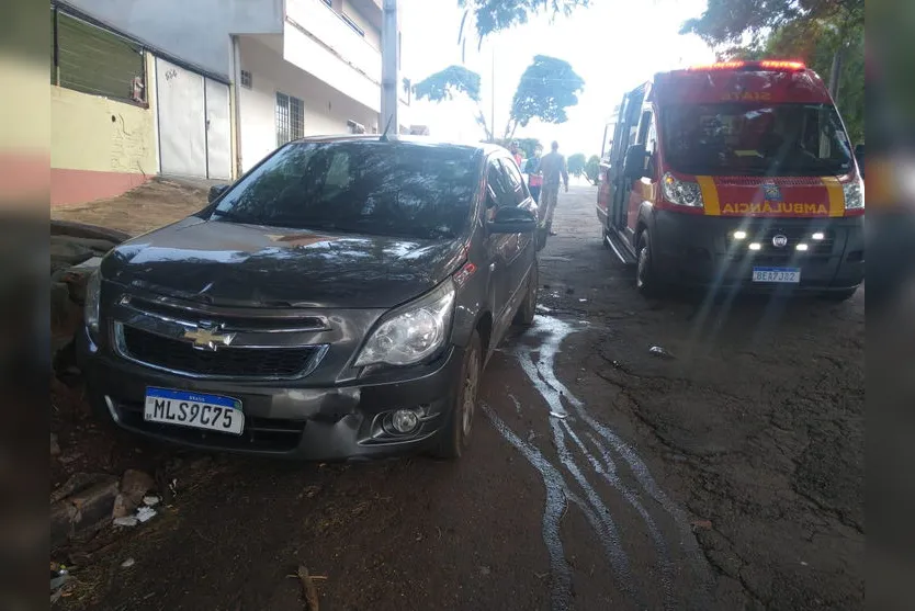 Motorista bate em carro estacionado e assusta crianças