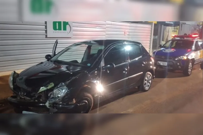 Motorista bate o carro, se altera e tenta agredir repórter