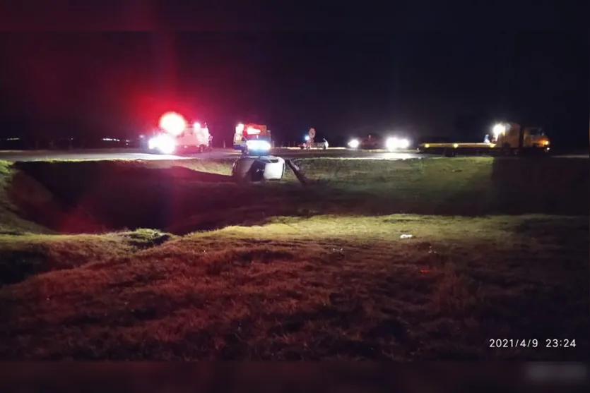 Motorista capota carro entre Caixa de São Pedro e PR-444