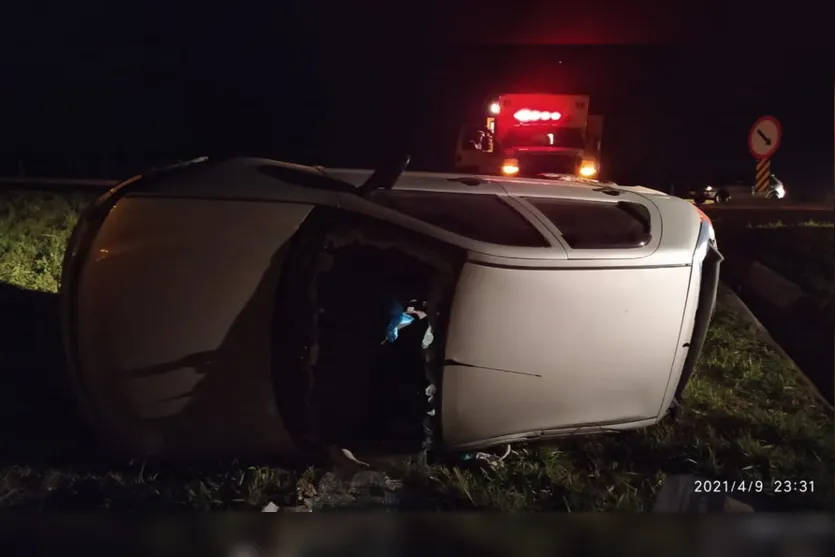 Motorista capota carro entre Caixa de São Pedro e PR-444