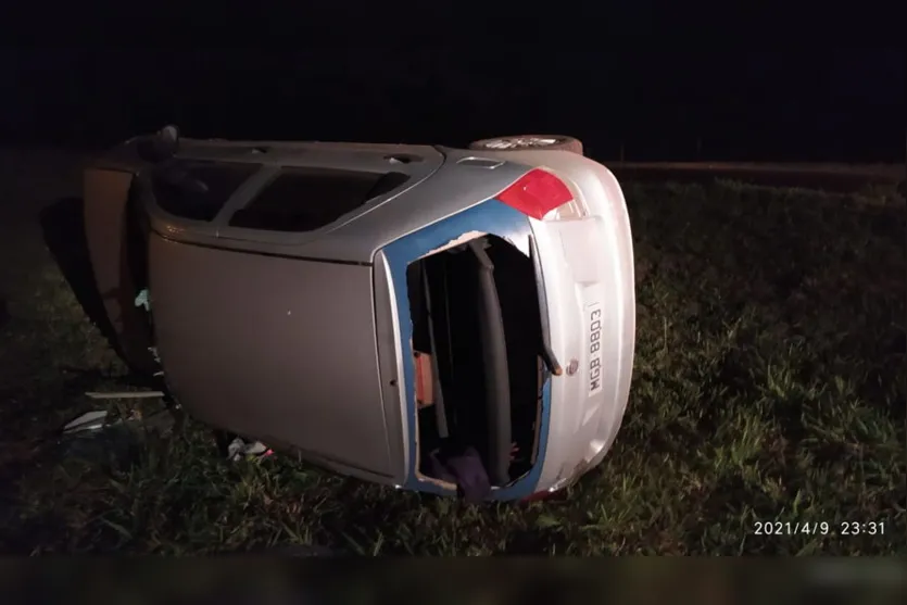 Motorista capota carro entre Caixa de São Pedro e PR-444