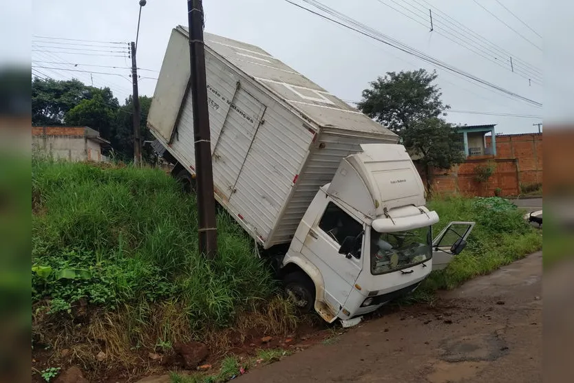 Motorista deixa caminhão ligado e veículo desce por barranco