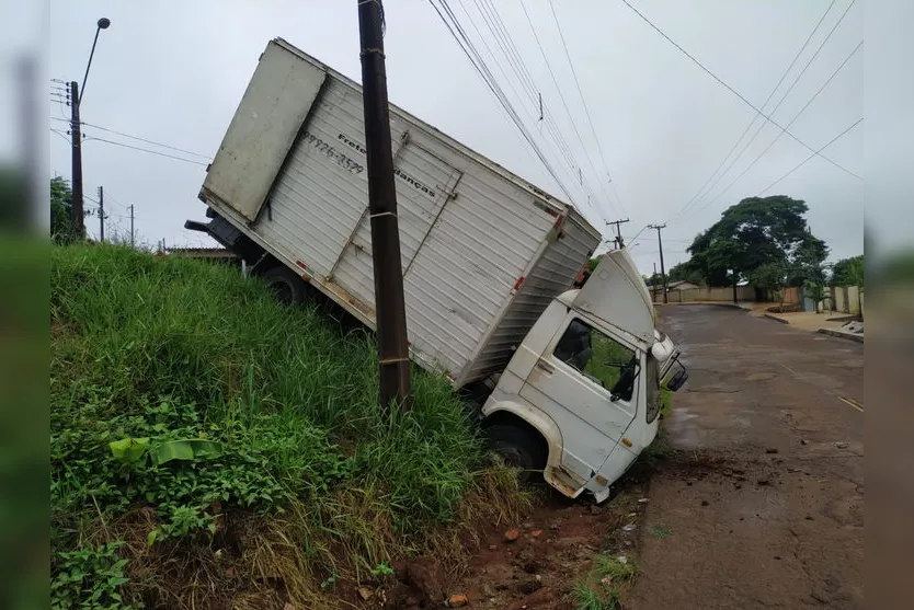 Motorista deixa caminhão ligado e veículo desce por barranco