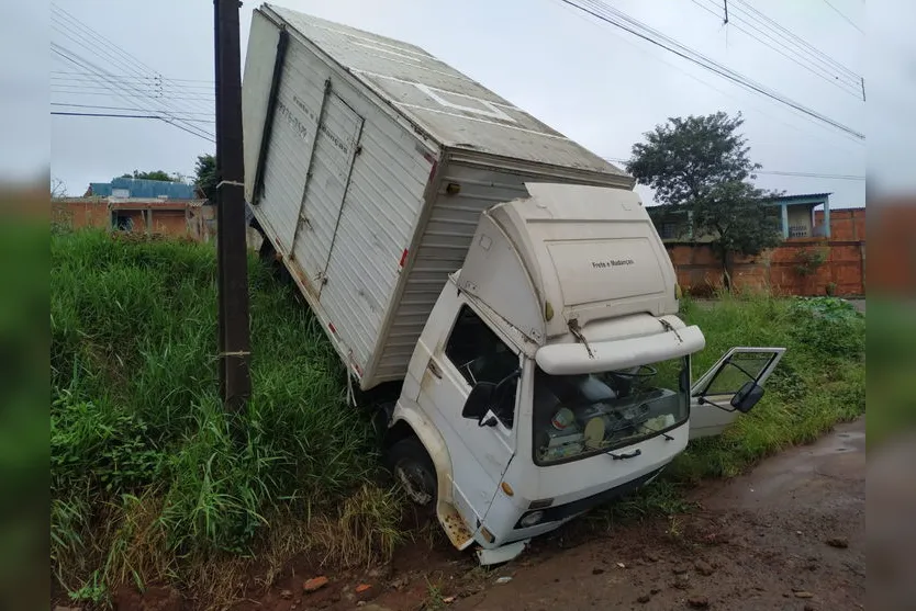 Motorista deixa caminhão ligado e veículo desce por barranco