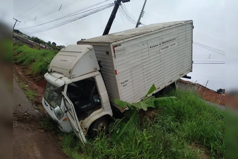 Motorista deixa caminhão ligado e veículo desce por barranco