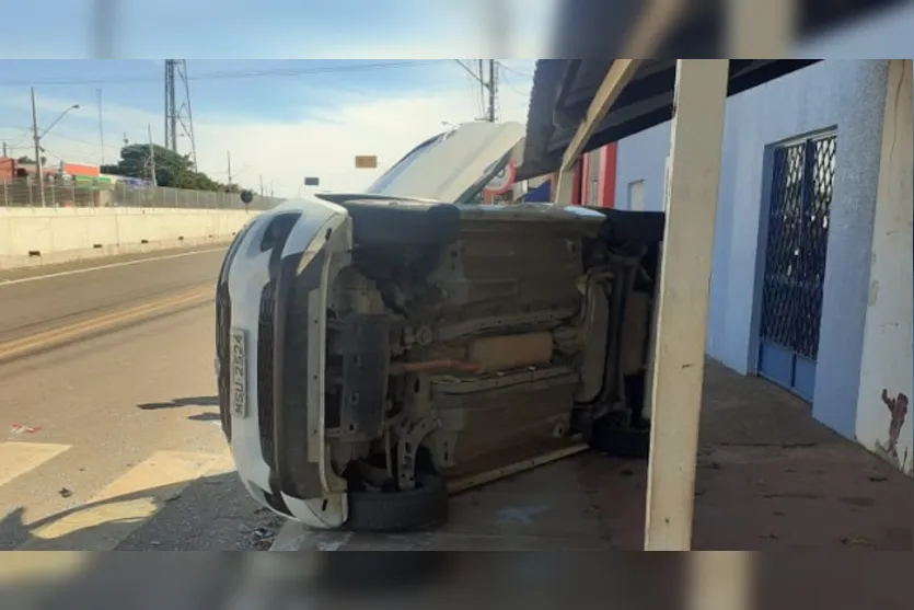 Motorista fica ferida após capotar veículo na BR-376