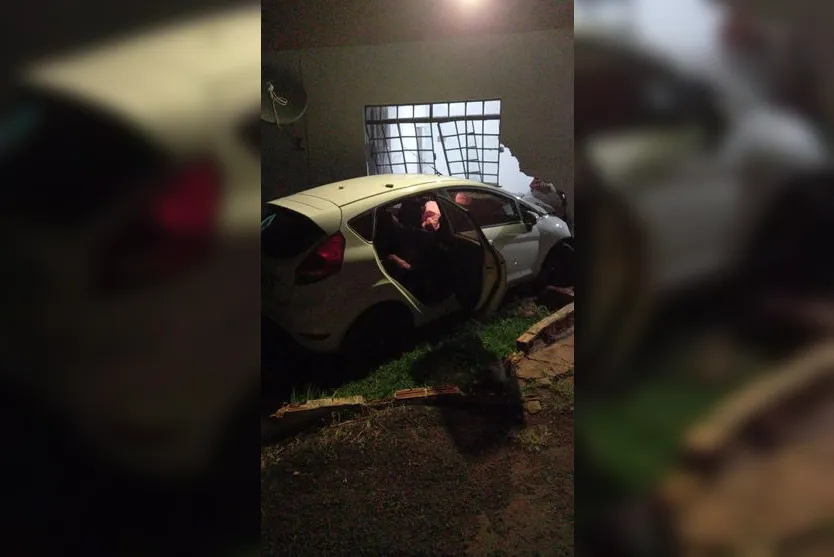 Mulher dorme ao volante e invade casa no Contorno Sul