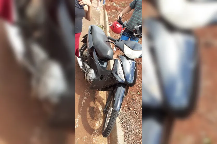Mulher motociclista fica ferida após acidente com carro
