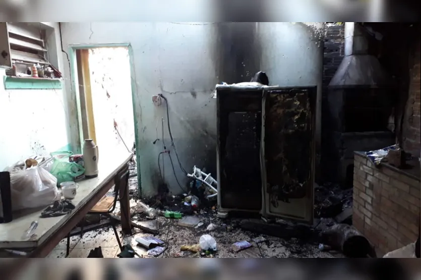 Mulher que teve casa incendiada pede ajuda