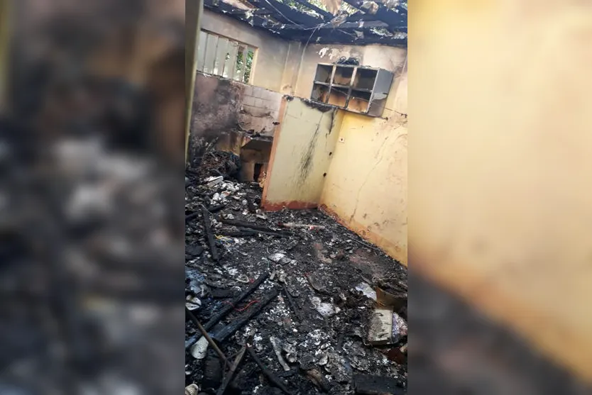 Mulher que teve casa incendiada pede ajuda