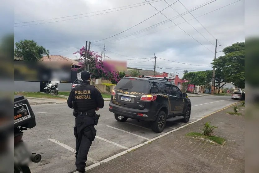 PF prende uma pessoa e fecha casa de câmbio irregular