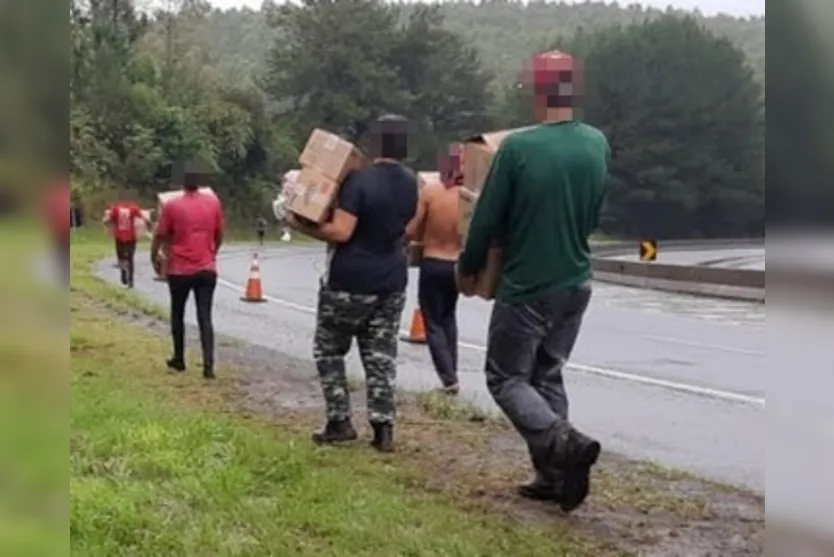 PM flagra grupo de 50 pessoas saqueando carga de margarina