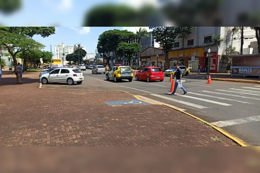 PM realiza operação blitz no centro de Apucarana