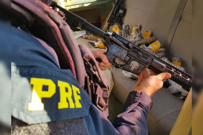 PRF apreende 31 pistolas e dois fuzis na região oeste do Paraná; veja